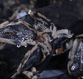 Efektní výšivka  na tylu