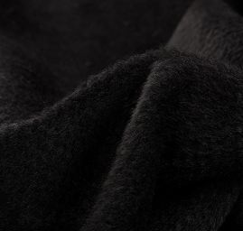 Imitace kožešiny krátký vlas hrubší struktura černý