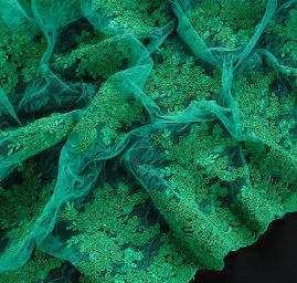 Krajka na vzorovém tylu květy sytě zelená