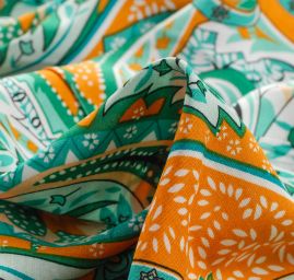Viskozová šatová látka tisk paisley vzor zelenooranžový