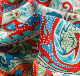 Viskozová šatová látka tisk paisley vzor zelenočervený