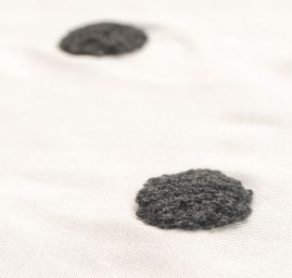 Viskozová letní látka s výšivkou puntíků bílá černá