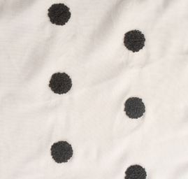 Viskozová letní látka s výšivkou puntíků bílá černá