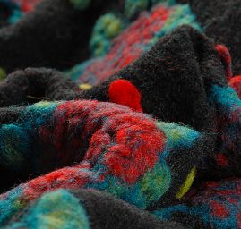 Art textil vařená vlna vzor růží a puntíků černá