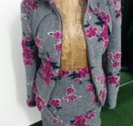 Art textil vařená vlna vzor květů višně šedá