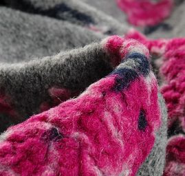 Art textil vařená vlna vzor květů višně šedá