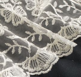 Krajka výšivka květů na tylu krémová