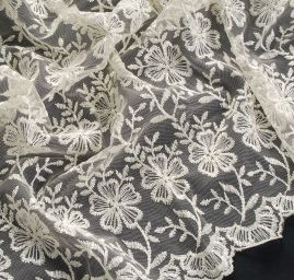 Krajka výšivka květů na tylu krémová