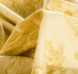 Látka s motivem toile de jouy žlutá