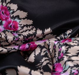 Efektní hedvábný satén s květinovým vzorem černý
