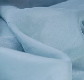 Jemný hedvábný organtýn azurové barvy