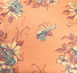 Žakárová látka s květinovým motivem
