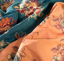 Žakárová látka s květinovým motivem