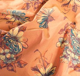 Žakárová látka s květinovým motivem