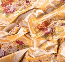 Hedvábná žakárová látka s květinovým motivem