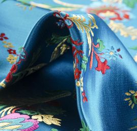 Brokát s folklórním motivem květů modrý