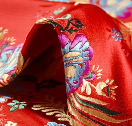 Brokát s folklórním motivem květů červený