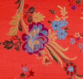 Brokát s folklórním motivem květů červený