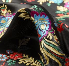 Brokát s folklórním motivem květů černý