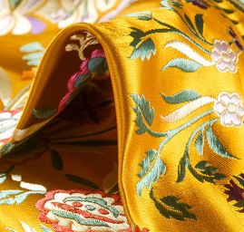 Brokát s folklŕním motivem květů okrově žlutý