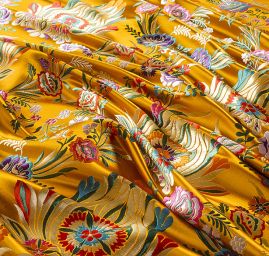 Brokát s folklŕním motivem květů okrově žlutý
