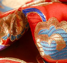 Brokát orientální motiv draka červený