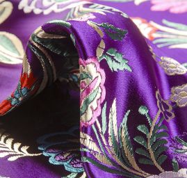 Brokát folklórní květinový  motiv velký fialový II.jakost