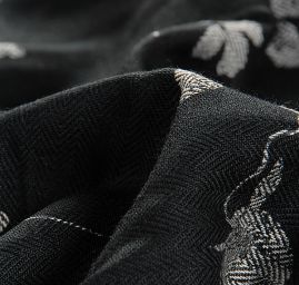 Šatová látka imitace kašmíru květy černá/bílá