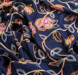 Viskozová letní látka s výšivkou tm.modrá