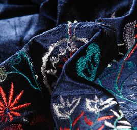 Samet pružný vyšívaný vzor květin tm.modrý