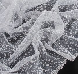 Krajka jemná tylová výšivka s rexem stříbrná
