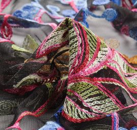 Krajka výšivka květiny na černém tylu