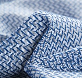 Žakárová látka vzor hranaté vlnky modrobílá