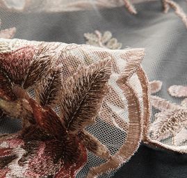 Krajka výšivka na tylu barevné květy béžovohnědá