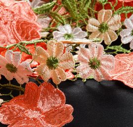 Krajka hrubá plastický vzor barevné květy růžová