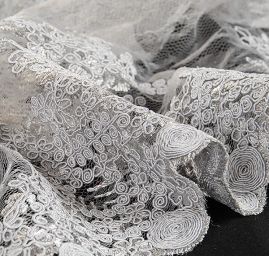 Krajka na vzorovém tylu květy šedá