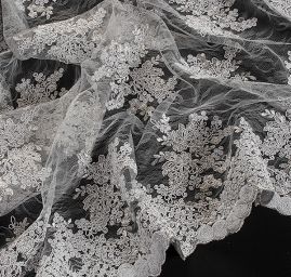 Krajka na vzorovém tylu květy šedá