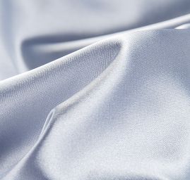 Pružný satén šedostříbrný