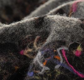 Efektní vlněný úplet avantgardní motiv antracit