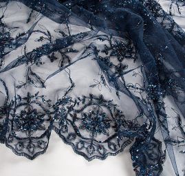 Krajka výšivka na tylu korálky/flitry/rokajl  tm.modrá