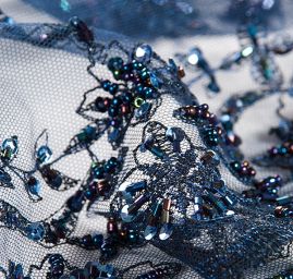 Krajka výšivka na tylu korálky/flitry/rokajl  tm.modrá