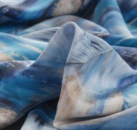 Viskozová šatová látka tisk peří modrá