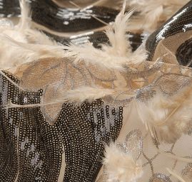 Krajka výšivka na tylu doplněna flitry a peřím