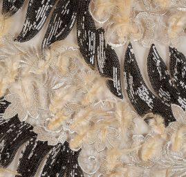 Krajka výšivka na tylu doplněna flitry a peřím