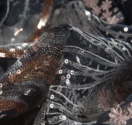 Krajka výšivka na tylu doplněna flitry labutě