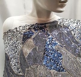 Krajka výšivka na tylu doplněna flitry bílomodrostříbrná