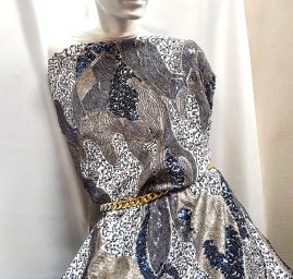 Krajka výšivka na tylu doplněna flitry bílomodrostříbrná