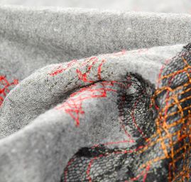 Vlněná látka s aplikací výšivky květů červená/šedá