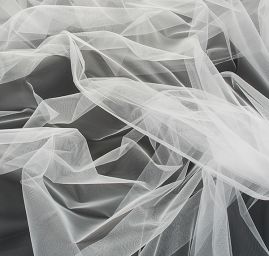 Tyl bílý velmi jemná očka š. 300cm