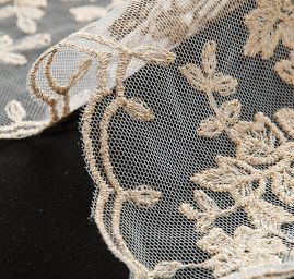 Krajka výšivka na tylu s květinovým vzorem zlatá